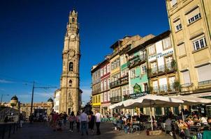 les gens marchent dans les rues du centre-ville près de torre dos clerigos photo