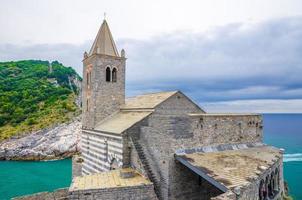 Église catholique chiesa san pietro avec clocher, parc naturel lord byron parque, île de palmaria photo