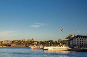 Côte de l'île de Sodermalm près de l'eau du lac Malaren, Stockholm, Suède photo