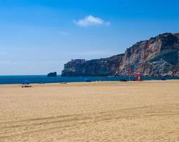 nazare, portugal vue sur la plage et le phare photo