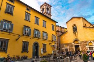 lucca, italie chiesa di san salvatore église catholique sur la piazza photo