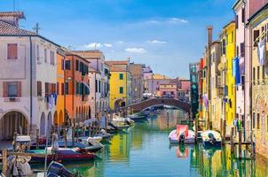 paysage urbain de chioggia avec veine étroite du canal d'eau avec bateaux multicolores amarrés photo