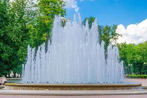 fontaine à eau près du bâtiment du théâtre d'opéra et de ballet dans le parc du district de trinity hill à minsk photo