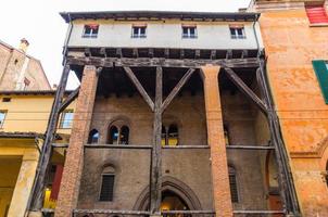 les trois flèches le tre frecce bâtiment dans le vieux centre-ville historique de bologne photo