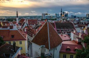 vue panoramique sur la vieille ville de tallinn avec tours et murs, estonie photo