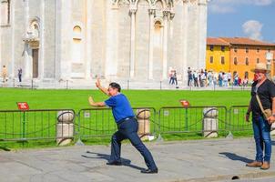 les touristes voyageurs caucasiens et asiatiques posent, s'amusent photo