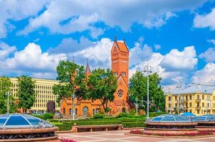 Église catholique romaine saints simon et helena ou église rouge sur la place de l'indépendance à minsk photo