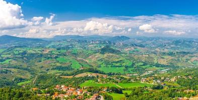 vue panoramique aérienne du paysage avec vallée, collines verdoyantes, champs et villages de la république de saint-marin photo