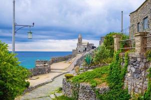 Église catholique chiesa san pietro, lord byron parque natural park de portovenere town on stone cliff rock photo