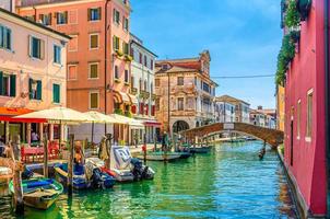 paysage urbain de chioggia avec veine étroite du canal d'eau photo