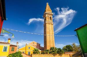 Église catholique romaine de san martino sur l'île de burano photo