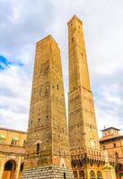 deux tours médiévales de bologne la tour le due torri asinelli et la tour garisenda sur la place piazza di porta ravegnana photo
