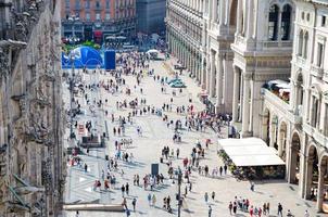 Foule de petites figures de personnes sur la piazza del duomo, milan, italie photo