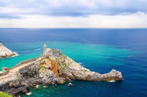 Église catholique chiesa san pietro, lord byron parque natural park de portovenere town on stone cliff rock photo