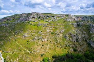 vue sur canyon avec rochers et grottes murgia timone, matera sassi, italie