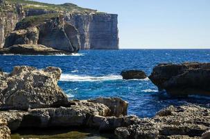 champignon et falaises rocheuses de gebla près de la fenêtre d'azur, île de gozo, malte photo