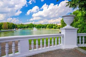 paysage urbain de minsk avec berge de la rivière svislach ou svislac, parc marat kazey et bâtiment du siège général photo