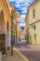 rue étroite dans le centre-ville historique de kutna hora avec route pavée photo