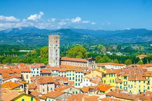 haut aérien vue panoramique sur le centre historique de la ville médiévale de lucca photo