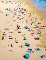 portimao, algarve plage de praia de rocha avec des touristes photo