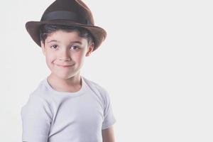 enfant souriant avec chapeau photo