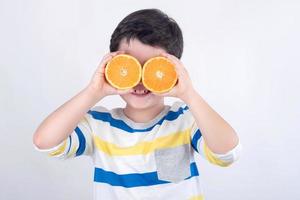 garçon drôle avec des oranges photo
