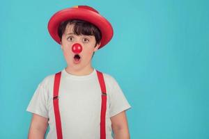 drôle d'enfant avec un nez de clown photo