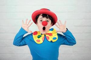 enfant avec nez de clown et chapeau photo