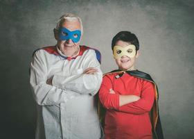 grand-père avec petit-fils habillé en super-héros photo