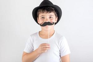 drôle de garçon avec une fausse moustache photo