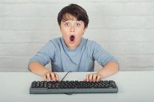 enfant surpris avec clavier photo