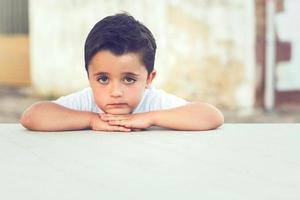 enfant triste en plein air photo