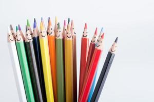 crayons de couleur avec des sourires peints photo