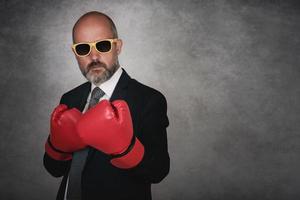 homme d'affaires dans des gants de boxe rouges photo