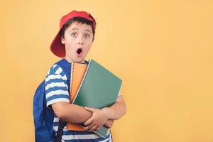 retour à l'école, enfant surpris avec sac à dos et cahier photo