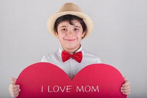 j'aime maman, enfant heureux avec un coeur rouge photo