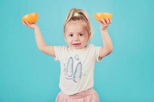 bébé souriant avec une orange photo