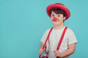 drôle d'enfant avec un nez de clown photo