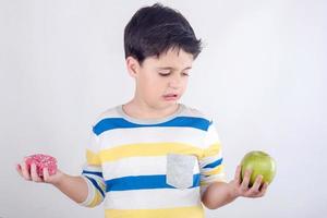 petit garçon ne veut pas manger de fruits photo