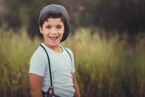 enfant heureux dans le domaine photo