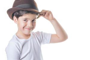 enfant souriant avec chapeau photo