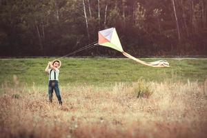 enfant heureux avec un cerf-volant photo