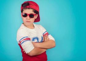 garçon sérieux avec des lunettes de soleil photo