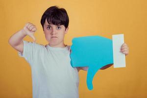 enfant en colère avec une grande aversion photo