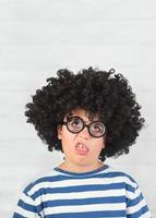 enfant drôle faisant une grimace portant des lunettes nerd photo