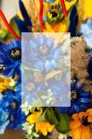vierge pour l'enregistrement de cartes postales ou d'un chèque-cadeau. fleurs artificielles sur fond coloré photo