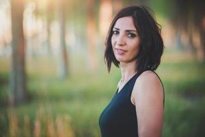 femme heureuse dans la forêt en été photo