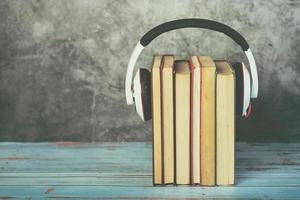 concept de livres audio, livres et écouteurs photo