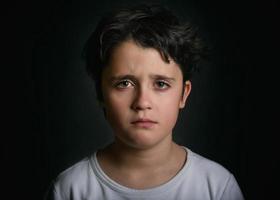 portrait d'enfant triste photo