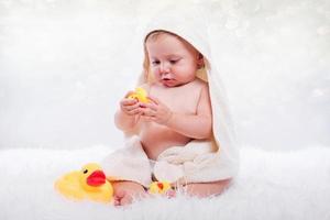 bébé heureux dans une serviette photo